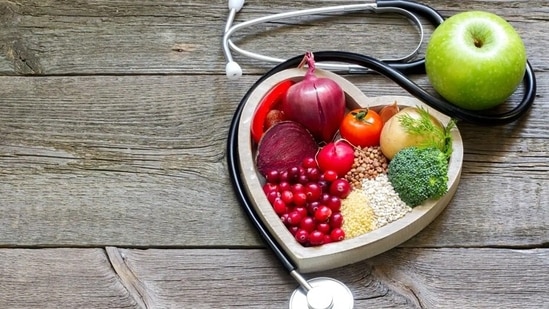식단은 심장 건강에 큰 영향을 미치며 심장 질환 발병 가능성을 낮출 수 있습니다.(Shutterstock)