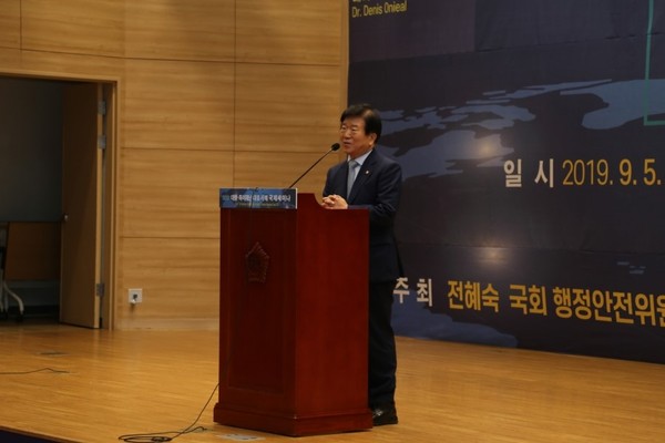 더불어민주당 박병석 의원이 지난 5일 국회에서 열린 '대형·특이재난 대응사례 국제세미나'에서 인사말을 하고 있다. (사진제공= 박병석 의원실)