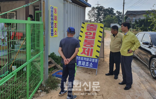 19일 오영철 옹진군 부군수가 영흥면 돼지농가를 방문해 아프리카돼지열병(ASF) 방역 활동을 점검하고 있다