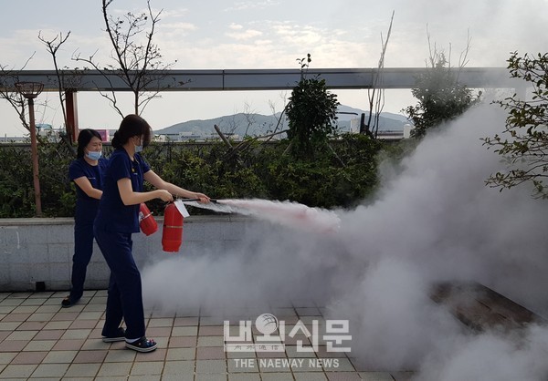 갑을녹산병원 자위소방대 소방팀이 부산강서소방서 구조대 대원들과 함께 시행한 자체 소방훈련에서 소화기를 사용해 모의 화재 진압 훈련을 하고 있다.