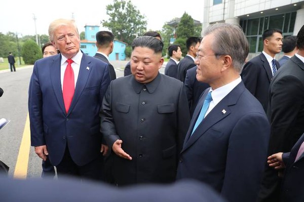 지난 6월 30일 판문점에서 만난 도널드 트럼트 미 대통령과 김정은 북한 국무위원장, 문재인 대통령 / 사진 청와대사진기자단