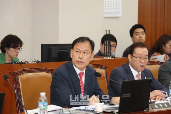 윤한홍 의원이 7일 국회에서 열린 산업통상자원부 국정감사에서 탈원전에 대해 성윤모 산자부 장관에게 질의를 하고 있다.