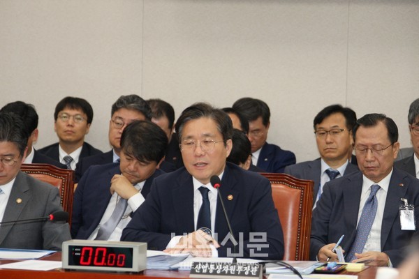 7일 국회에서 열린 산업자원부 국정감사에 참석한 성윤모 산자부 장관이 의원들의 질의에 귀기울이고 있다.