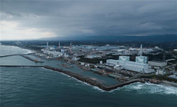 후쿠시마 방사성 오염수에 한국이 노출 위험이 커지고 있는 것으로 전해졌다. 이는 아베 내각과 도쿄전력이 후쿠시마 제 1원전에 산재하고 있는 고준위 방사성 오염수 100만 톤 이상을 태평양에 방류하려는 계획을 갖고 있기 때문이다.