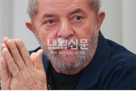 브라질 전 대통령인 루이스이나시우 룰라 다 시우바가 석방이 되면서 재혼을 생각하고 있다고 밝혔다. 재혼의 뜻을 비친 룰라 전 대통령의 나이는 74세로 부패 혐의로 실형을 받고 수감됐었다.