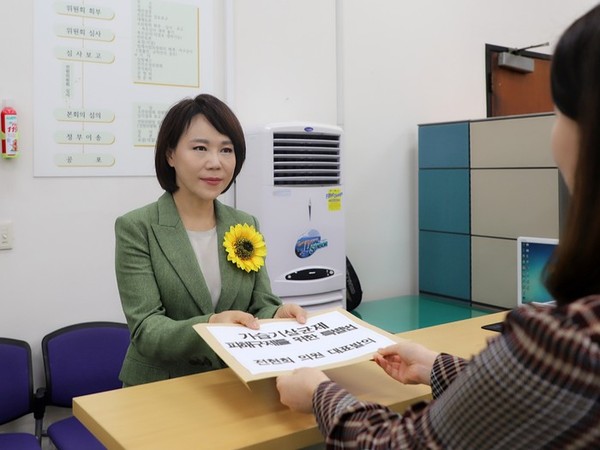 법안 제출하는 전현희 의원(사진=전현희 의원실)