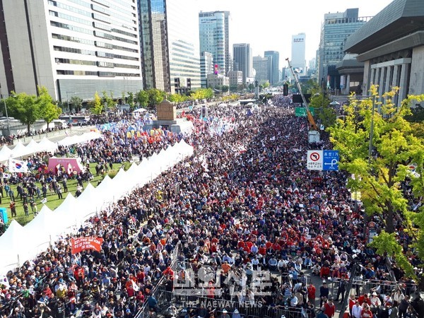 19일 오후 서울,광화문 광장에서 열린 자유한국당 국정대전환 국민보고대회에 참석한 참가자들이 광화문을 메우고 있다.