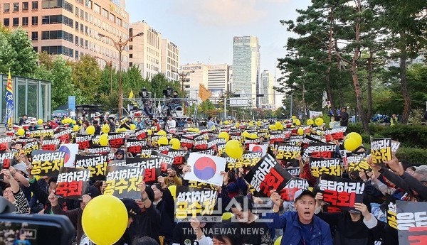 19일 오후 서울, 여의도 국회의사당 건너편에서 검찰개혁 사법적폐청산 범시민연대가 국회를 향해 공수처 설치를 외치고 있다.