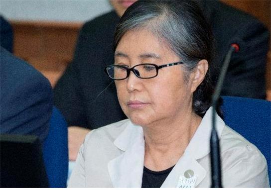 국정농단으로 구속 수감되어 있는 최순실(63·본명 최서원)이 박근혜 전 대통령에게 편지를 썼다고 알려졌다.