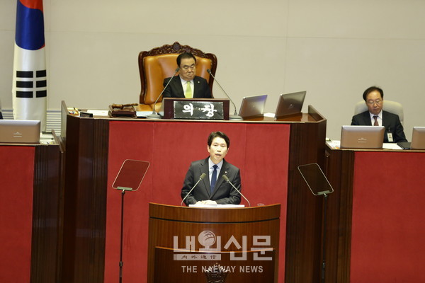 28일 국회 본회의장에서 열린 교섭단체 대표연설에서 더불어민주당 이인영 원내대표가 4대 개혁을 밝히고 있다.