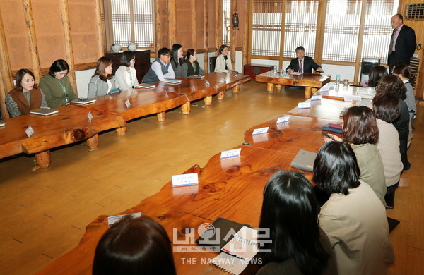 복지사각지대 적극적인 발굴 위한 직원과의 대화의 장을 열고 있는 인천시 중구 홍인성 구청장