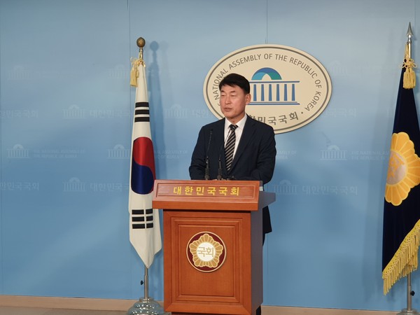 자유한국당 황영철 의원이 의원직 상실 선고를 받은 직후 국회정론관에서 기자회견을 열고 있다. (사진= 백혜숙 기자)