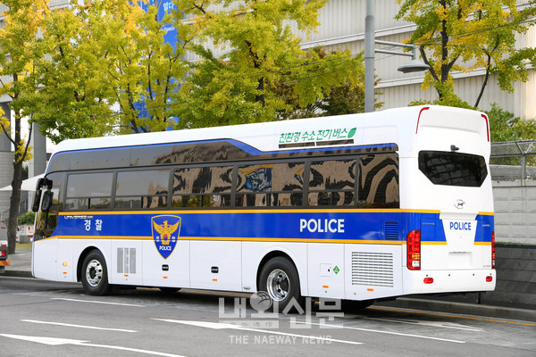 경찰 수송을 담당할 고속형 경찰 수소전기버스를 공개(2)