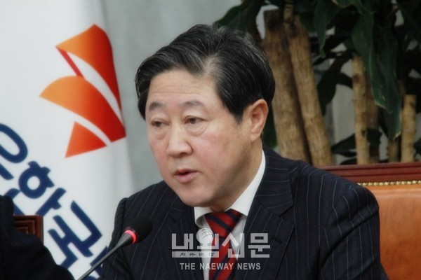 20일 국회에서 열린 자유한국당 최고위원 및 중진의원 연석회의에서 유기준 의원이 지소미아 종료에 대한 입장을 밝히고 있다.