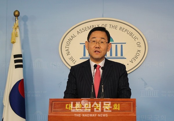 주호영 자유한국당 의원이 20일 국회 정론관에서 기자회견을 통해 패스트트랙 개정안이 통과되면 선거구 혼란이 이어질 것이라고 주장하고 있다.
