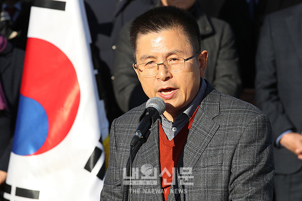 20일 오전 청와대 앞에서 황교안 자유한국당 대표가 무기한 단식을 선언하며 모두 발언을 하고 있다.