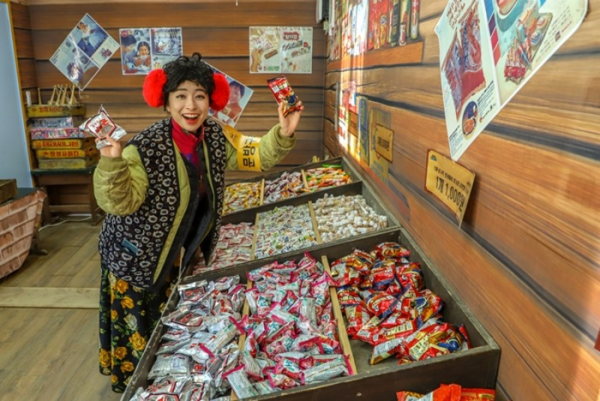 한국민속촌 추억의 문방구에서는 학창시절에 즐겨 구매했던 문구세트와 과자들을 구매할 수 있다.