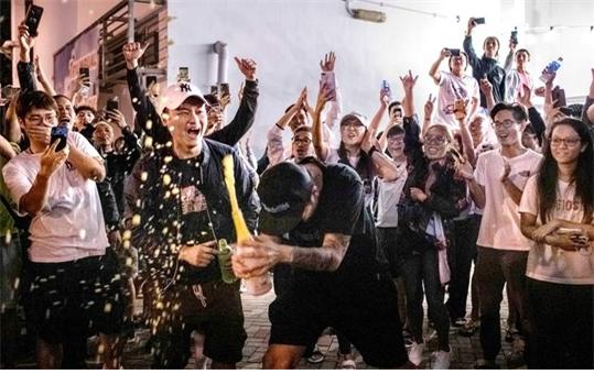 홍콩 구의원 선거 압승후 기뻐하는 홍콩 시민들