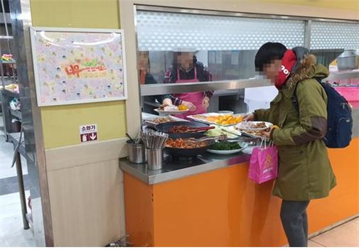 서울 노량진 강남교회와 안암동 성복중앙교회에서는 청년들에게 무료로 아침식사를 제공한다.