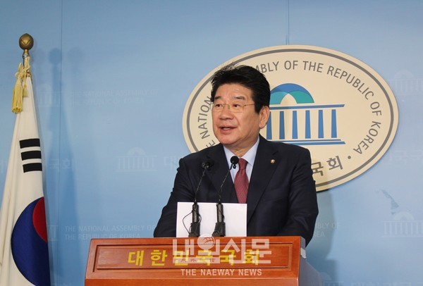 강석호 자유한국당 의원이 3일 서울,여의도 국회 정론관에서 당 원내대표 경선 출마를 선언하고 있다.