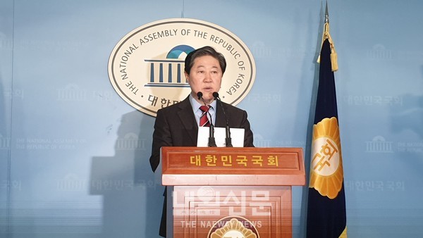 유기준 자유한국당 의원이 4일 국회 정론관에서 기자회견을 통해 원내대표 경선 출마 선언을 하고 있다.