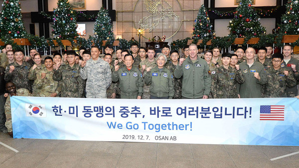 강경화 외교부 장관이 7일 오산 공군기지를 방문해 양국 장병들을 격려하고 한미 동맹의 의지를 재확인 했다.사진 외교부 제공.