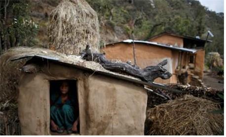 네팔에서 여성을 생리 기간에 가족과 격리하는 '차우파디' 관습이 있다. 차우파디로 인해 이번데 또다시 한 여성이 사망하는 사건이 발생했다. 격리를 강요한 사람이 처음으로 체포됐다.