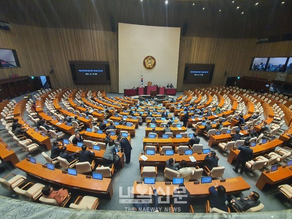 10일 국회 본회의장에서 여당 의원들이 참석한 가운데 야당 의원들이 대다수 참석치 않아 빈자리가 보이고 있다.