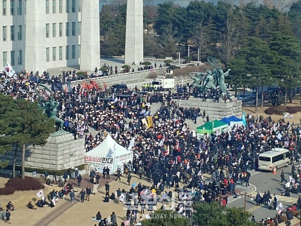 16일 서울,여의도 국회의사당 본청을 태극기 부대가 둘러싸며 본청에 진입 하려고 시도하고 있다.