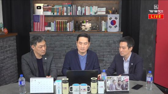 (좌로부터)김용호 전 스포츠월드 기자, 강용석 변호사, 김세의 전 MBC 기자. (사진=가로세로연구소 방송화면)