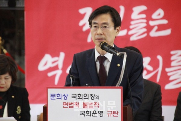 26일 국회에서 열린 자유한국당 최고위원회의에서 조경태 최고위원이 원전에 대한 입장을 밝히고 있다.