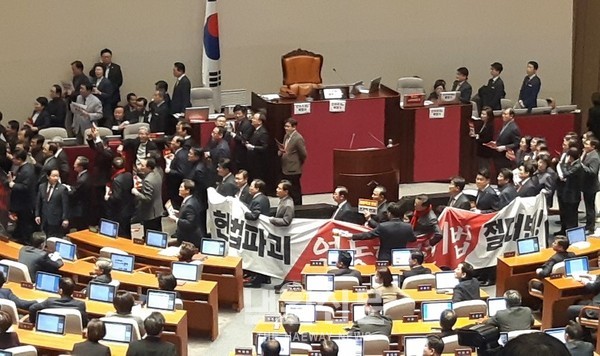 27일 오후 국회 본회의장에서 자유한국당 의원들이 의장석을 둘러싸고 농성을 벌이고 있다.