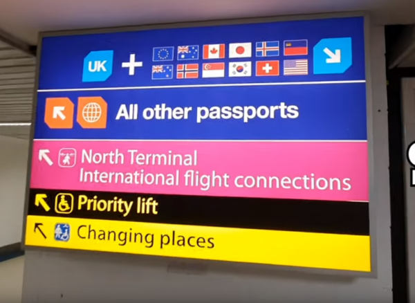 영국 런던 히드로공항 표지판.(히드로 공항에서 자동입국심사가 가능한 국가를 알리는 표지판(위)과 영국 국민과 함께 입국 심사를 받을 수 있는 국가를 나타내는 표지판(아래))