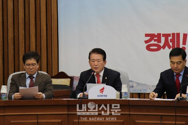 김한표 자유한국당 원내수석부대표가 3일 국회에서 열린 원내대책회의에서 모두 발언을 하고 있다.