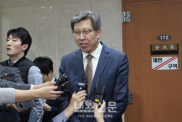 9일 오후 국회 정론관에서 박형준 혁신통합위원장이 기자회견을 통해 자유한국당과 새로운보수당의 혁신통합에 대한 입장을 밝히고 있다.