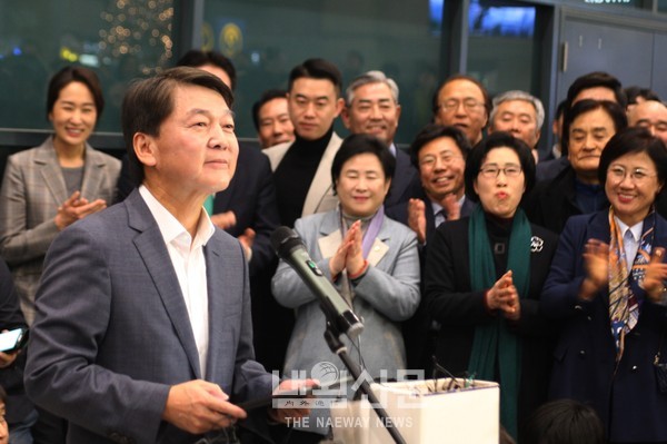 19일 오후 인천국제공항에 귀국한 안철수 바른미래당 전 대표가 기자 회견을 통해 입장을 밝히고 있다.