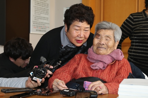 고(故) 장환봉씨의 딸 장경자(왼쪽)씨와 아내 진점순(97)씨가 무죄를 선고받고 기뻐하고 있다.