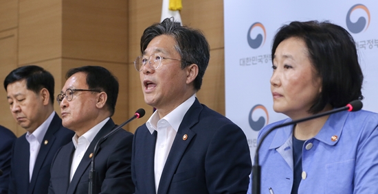 2019년 8월 5일 성윤모 산업통상자원부 장관이 서울 종로구 정부서울청사에서 대외의존형 산업구조 탈피를 위한 소재·부품·장비 경쟁력 강화대책을 발표하고 있다.