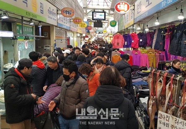 설 명절 하루 전날인 24일 오후 인천광역시 석바위 시장에 장을 보러온 시민들로 북적이고 있다.