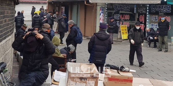 13일 오전 서울,종구로 탑공공원 뒷편 원각사 뮤료급식소에 많은 노인들이 자리해 있다.