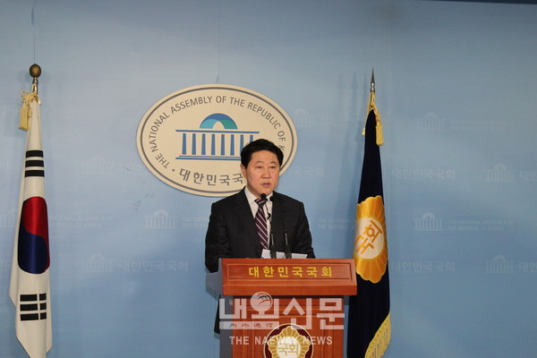 유기준 자유한국당 의원이 17일 국회 정론관에서 총선 불출마 기자회견을 통해 자신의 입장을 밝히고 있다.