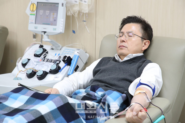 황교안 미래통합당 대표가 18일 서울,종로 헌헐의집을 찾아 헌혈캠페인의 일환으로 헌혈을 하고 있다.