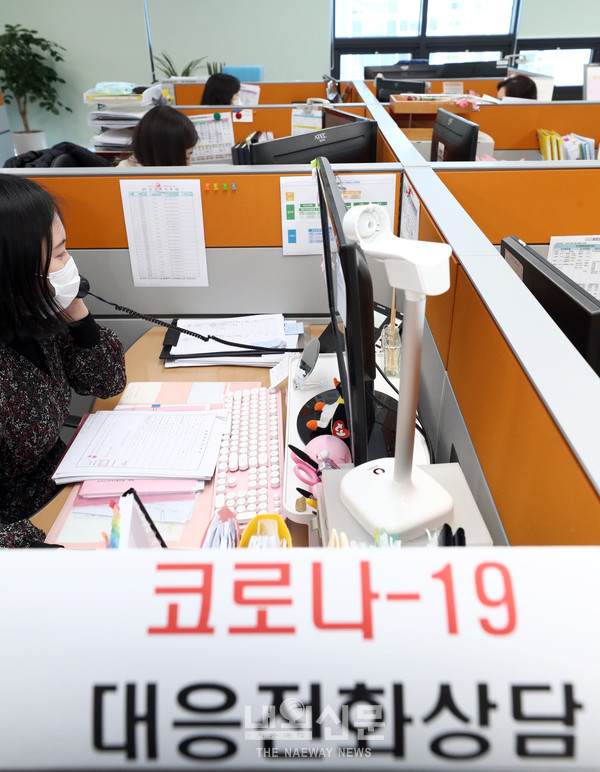 26일 인천광역시 옹진군 보건소에서 직원들이 코로나-19 관련 전화 상담을 하고 있다.