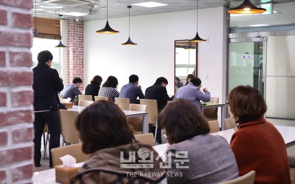 인천광역시교육청(도성훈 교육감)이 코로나19 확산 방지 위해 구내 식당을 분산하여 이용하고 마주보고 앉지 않도록 하고 있다.
