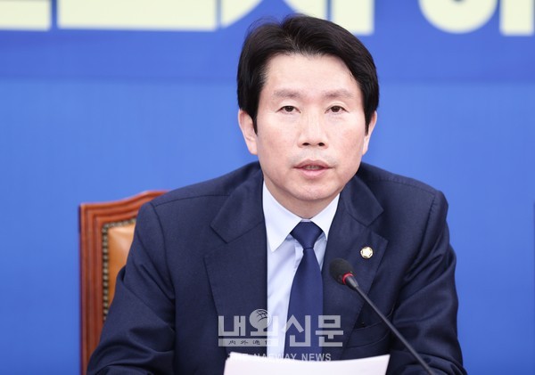 이인영 더불어민주당 원내대표가 3일 국회에서 열린 원내대책회의에서 모두 발언을 하고 있다.