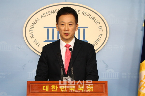 유영하 변호사가 4일 오후 국회 정론관에서 박근혜 옥중 메시지를 전달하고 있다.