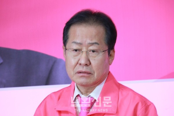 홍준표 전 자유한국당 대표가 9일 오후 경남 양산의 자신의 사무실에서 기자회견을 열고 자신의 거취를 밝히고 있다.