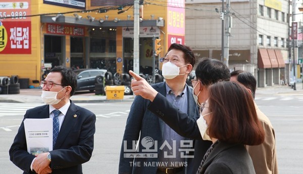 송영길 더불어민주당 의원이 12일 인천 계양구 소재 초등학교 앞을 찾아 학부모와 선생님으로 부터 카메라 설치의 필요성을 등고 있다.