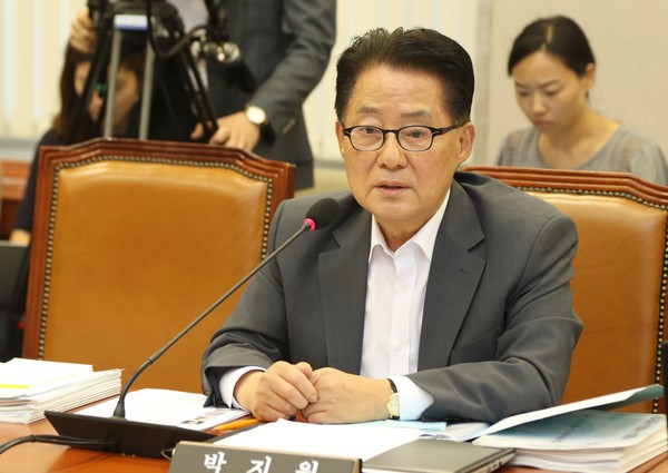 박지원 민생당 의원이 13일 보도 자료를 통해 추경 증액에 대한 우려를 나타내며 추경에 추경은 IMF 보다 더 심각한 상황이 될 수 있다고 밝혔다.