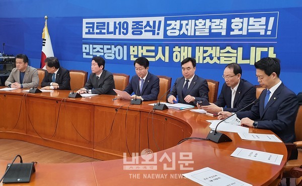 더불어민주당 이인영 원내대표가 19일 국회에서 열린 정책조정회의에서 모두 발언을 하고 있다.